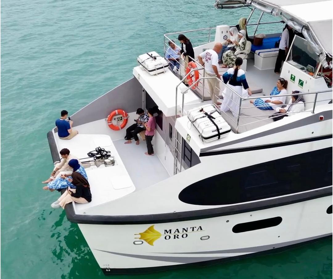 Manta Oro Sunset Dinner Cruise